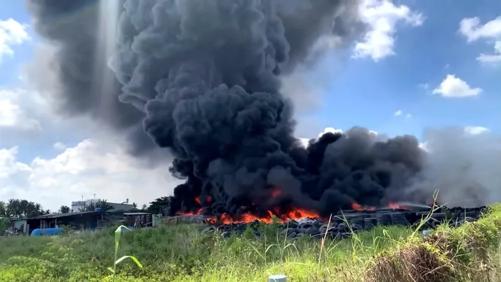 Đám cháy bùng lên từ xưởng lốp xe ở quận 12. Ảnh: NT