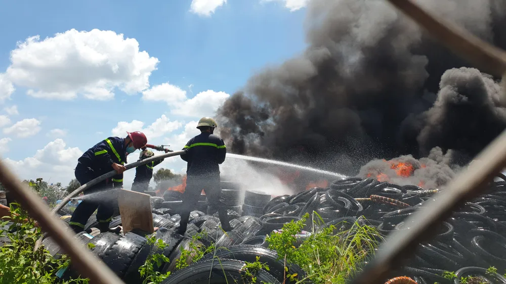 Cảnh sát PCCC nhanh chóng có mặt dập lửa. Ảnh: NT