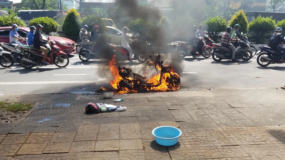 Chiếc xe bốc cháy dữ dội khi chạy trên đường Trường Chinh. Ảnh: HT