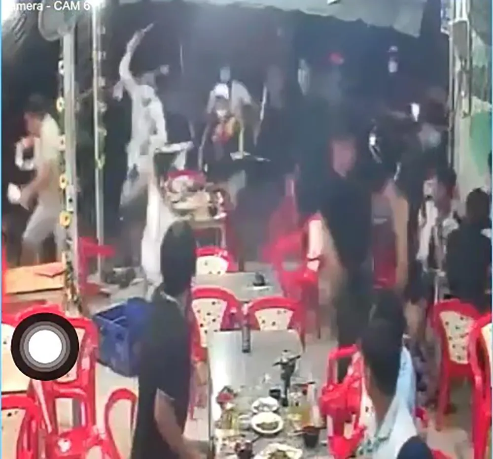 Nhóm thanh niên xông vào quán nhậu đâm chém khiến một nạn nhân trọng thương. Ảnh chụp từ clip Nhóm thanh niên xông vào quán nhậu đâm chém khiến một nạn nhân trọng thương. Ảnh chụp từ clip