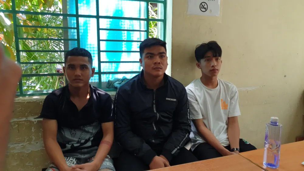 Thắng, Nghĩa và Huy (bên trái qua) tại trụ sở công an. Ảnh: NT Thắng, Nghĩa và Huy (bên trái qua) tại trụ sở công an. Ảnh: NT