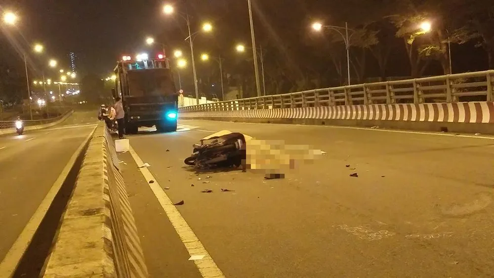 Thi thể nam thanh niên tử vong trên xe máy ở dốc cầu vượt Tỉnh Lộ 10B. Ảnh: HT Thi thể nam thanh niên tử vong trên xe máy ở dốc cầu vượt Tỉnh Lộ 10B. Ảnh: HT