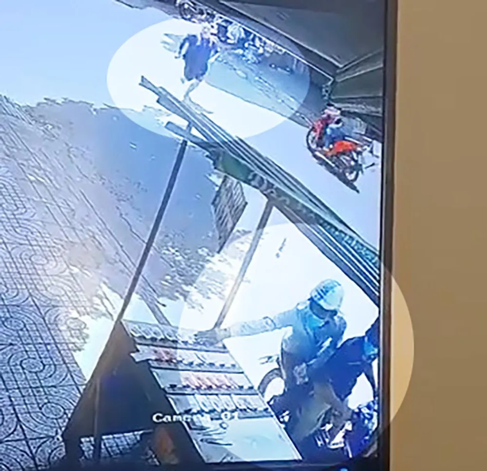 Ông H, chủ tiệm phát hiện chạy tới bắt trộm nhưng không kịp. Ảnh chụp từ clip