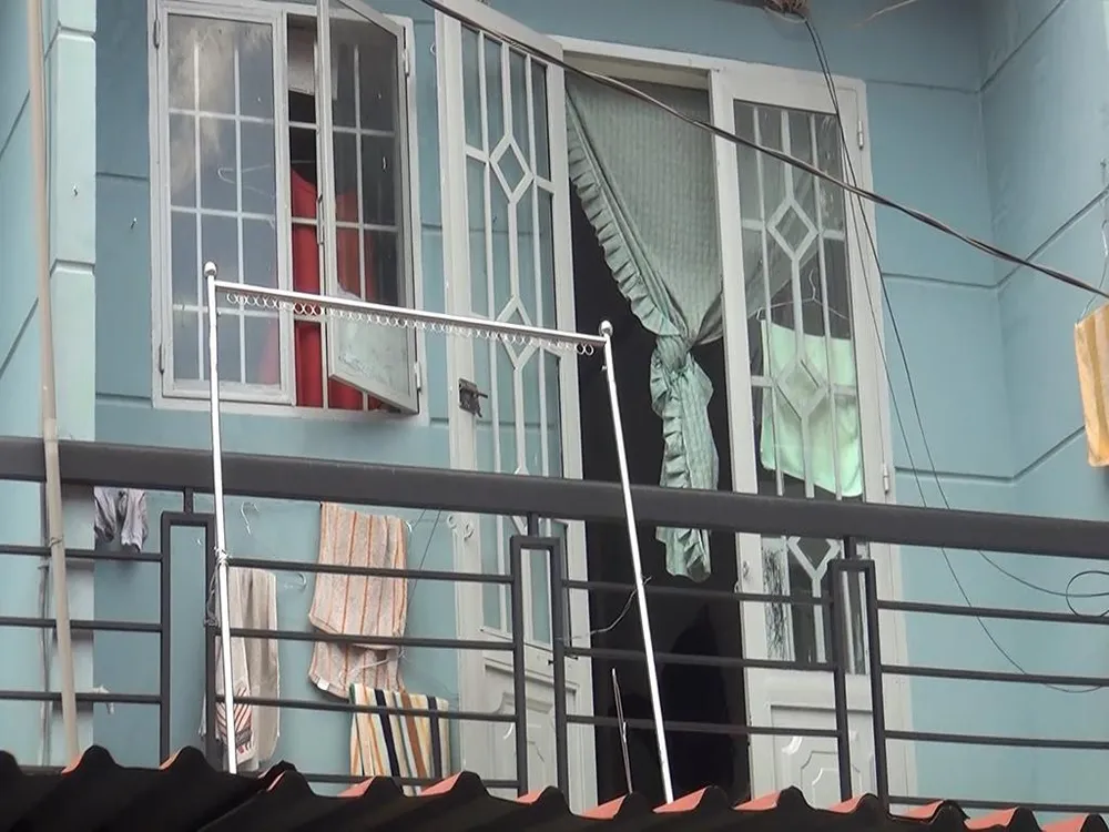 Theo nạn nhân, trộm có thể lợi dụng sơ hở khi cửa ở lan can lầu một mở để đột nhập vào trong. Ảnh: HT