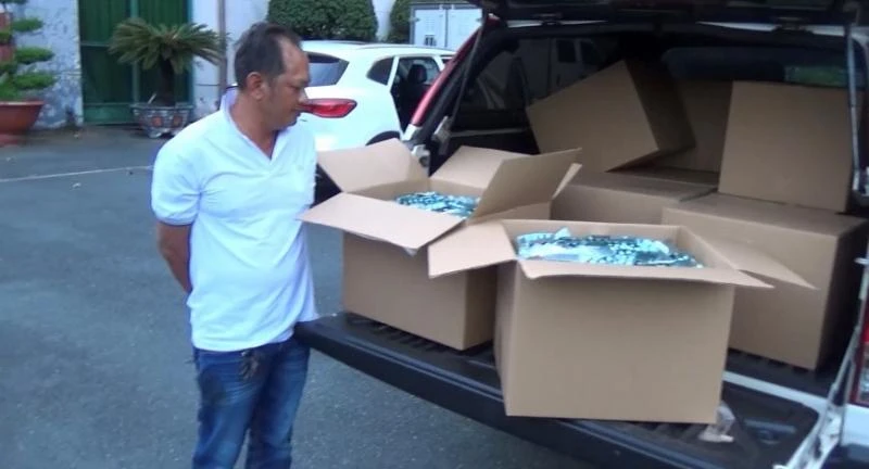 Công an bắt quả tang xe ô tô chở số lượng lớn thuốc tân dược giả. Ảnh: CA