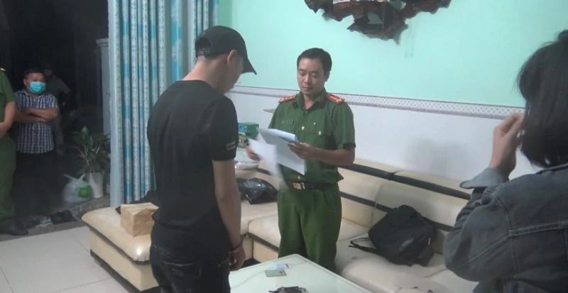 Công an thực hiện lệnh bắt, khám xét nơi ở những người liên quan. Ảnh: CA