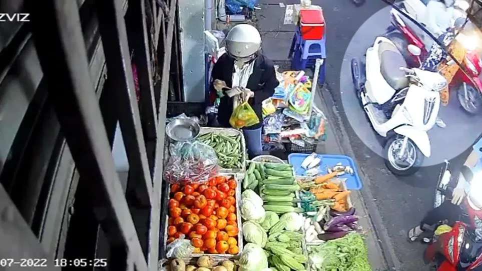 Người phụ nữ sau khi quan sát đã nhanh chóng lấy đi balo của chị N. Ảnh chụp từ clip