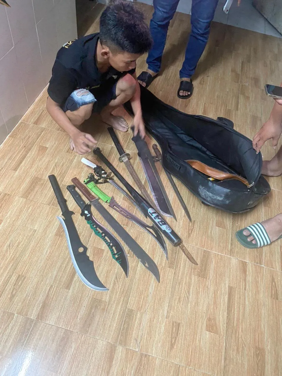 Dao kiếm được hai nhóm sử dụng làm hung khí hỗn chiến. Ảnh: CA Dao kiếm được hai nhóm sử dụng làm hung khí hỗn chiến. Ảnh: CA