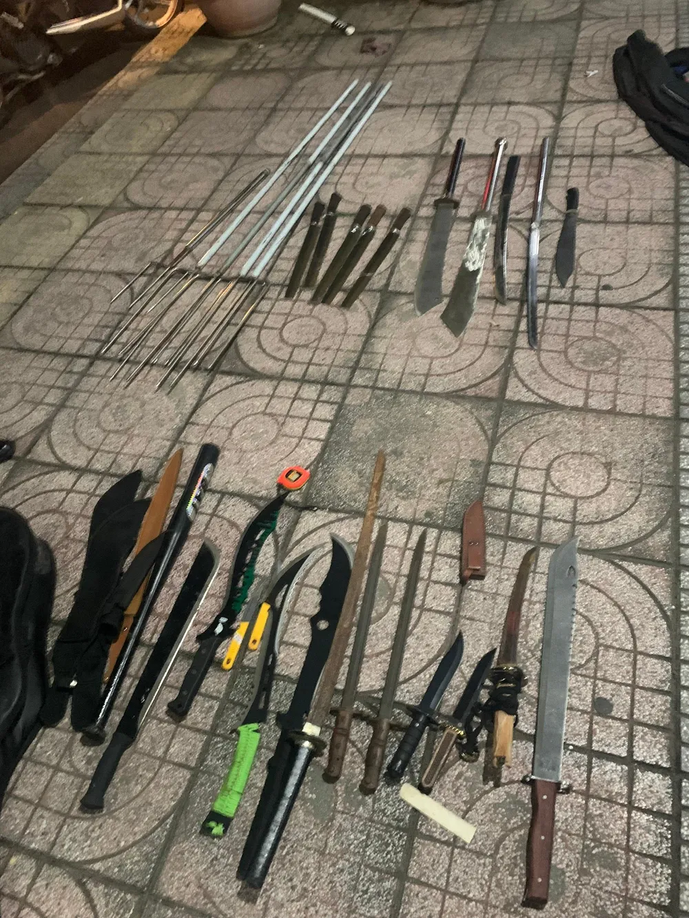 Số lượng lớn hung khí mà hai nhóm sử dụng. Ảnh: CA Số lượng lớn hung khí mà hai nhóm sử dụng. Ảnh: CA