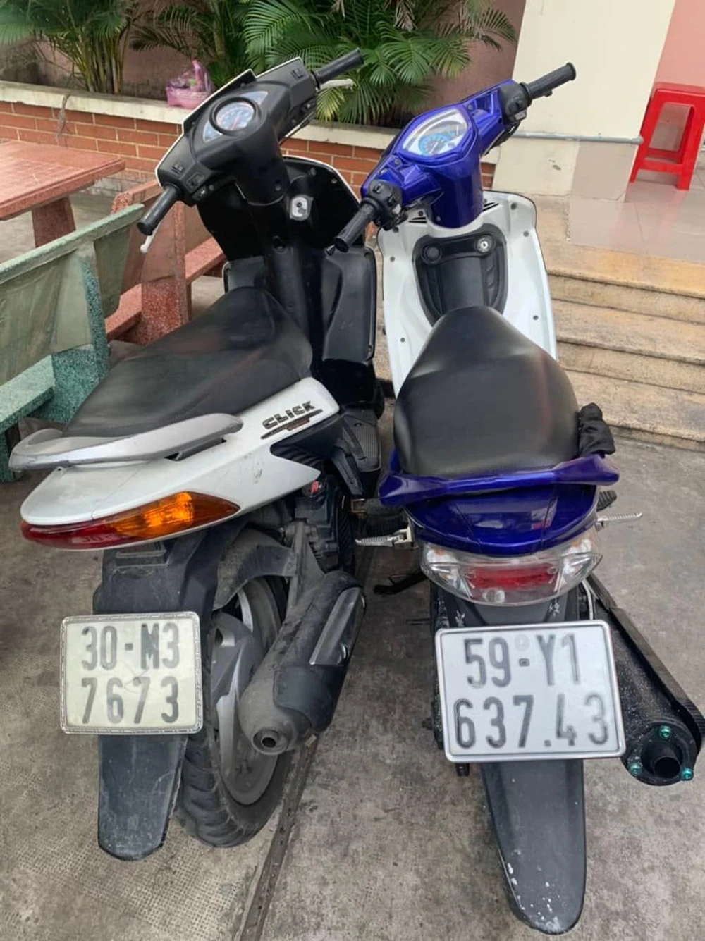 Hai chiếc xe tang vật đang bị công an tạm giữ. Ảnh: CA