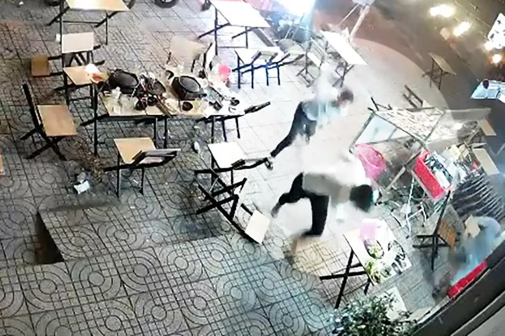 Người thanh niên cầm dao chém liên tiếp vào người anh D. Ảnh chụp từ clip Người thanh niên cầm dao chém liên tiếp vào người anh D. Ảnh chụp từ clip