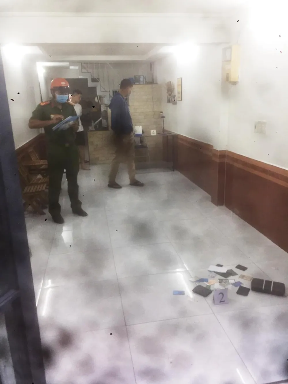 Công an khám nghiệm hiện trường, lấy lời khai để điều tra. Ảnh: HT Công an khám nghiệm hiện trường, lấy lời khai để điều tra. Ảnh: HT