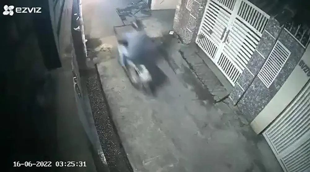 Hình ảnh từ camera an ninh cho thấy có người chạy xe của anh P tẩu thoát. Ảnh chụp từ clip Hình ảnh từ camera an ninh cho thấy có người chạy xe của anh P tẩu thoát. Ảnh chụp từ clip