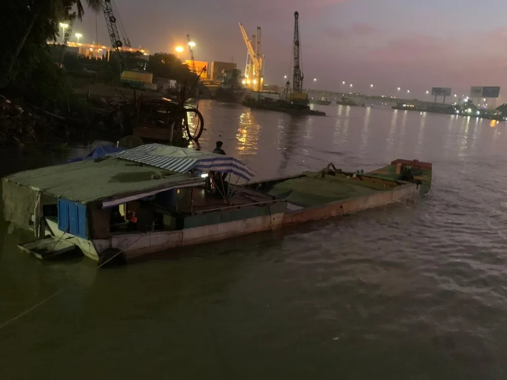 Những người trên hai ghe cát đã nhảy xuống sông tẩu thoát, chỉ một người bị bắt. Ảnh: CA