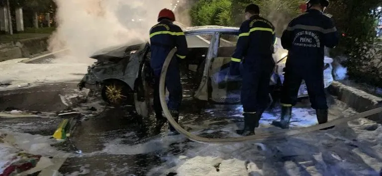 Lực lượng CSPCCC sau đó có mặt khống chế đám cháy. Ảnh: HT