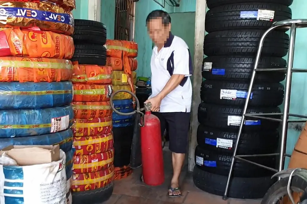 Phát hiện vụ việc, ông TĐ cũng mang bình cứu hỏa ra chữa cháy, giải cứu người mắc kẹt nhưng bất thành. Ảnh: NT