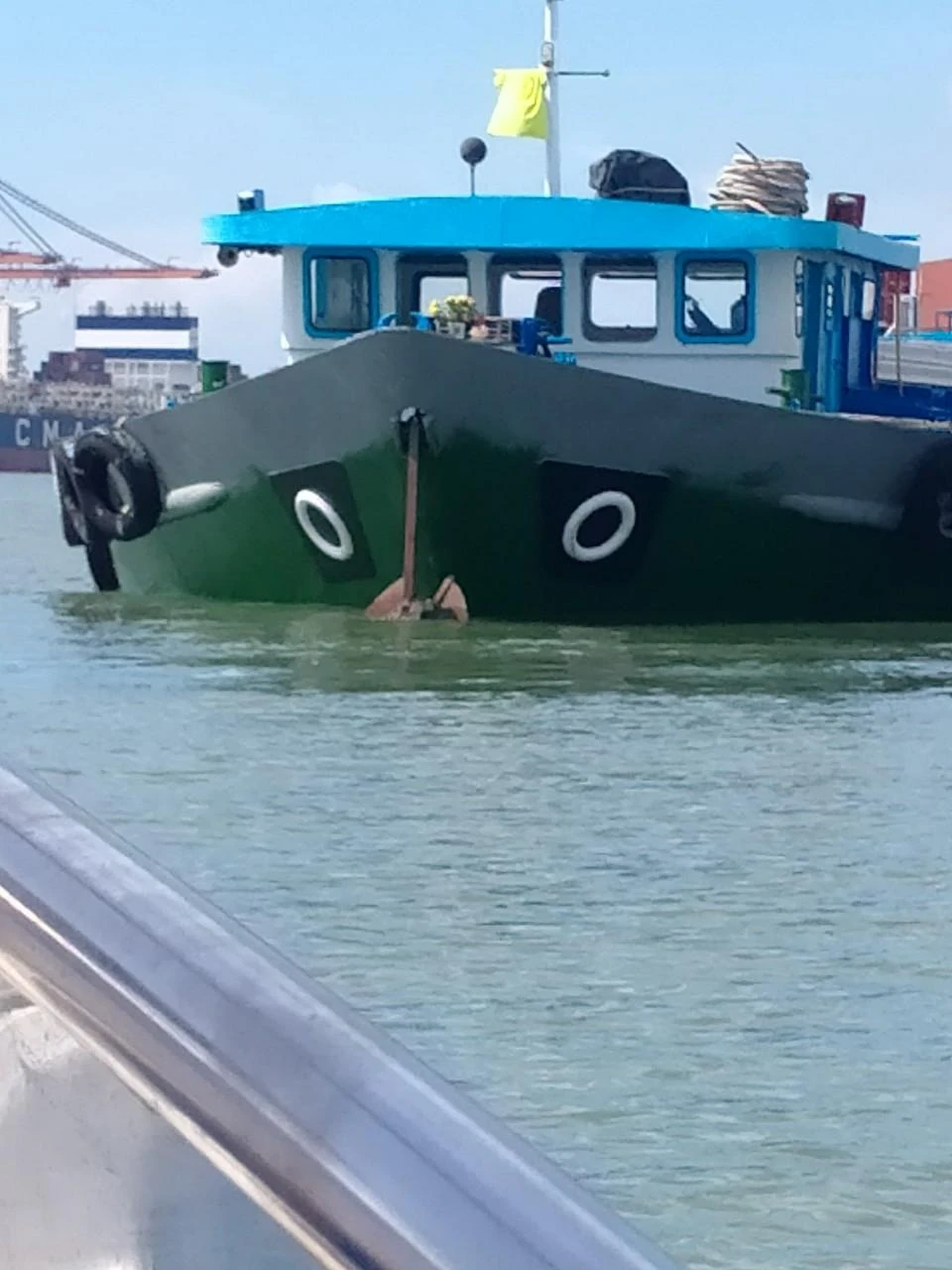 Thiếu nữ nghi rơi xuống sông từ sà lan khi đi cùng gia đình. Ảnh: PC07