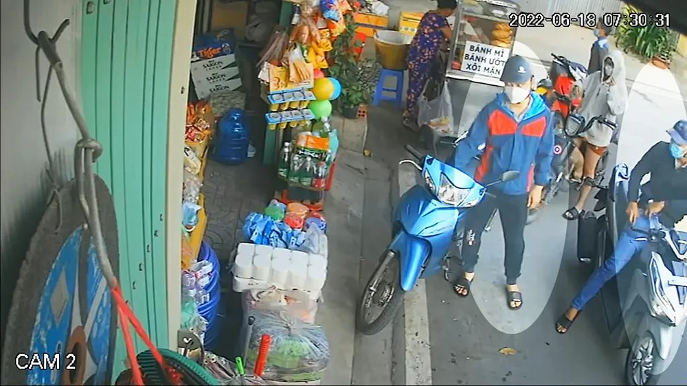 Trong vài giây, người này đã bẻ được khóa xe trong lúc xung quanh có nhiều người dân. Ảnh chụp từ clip