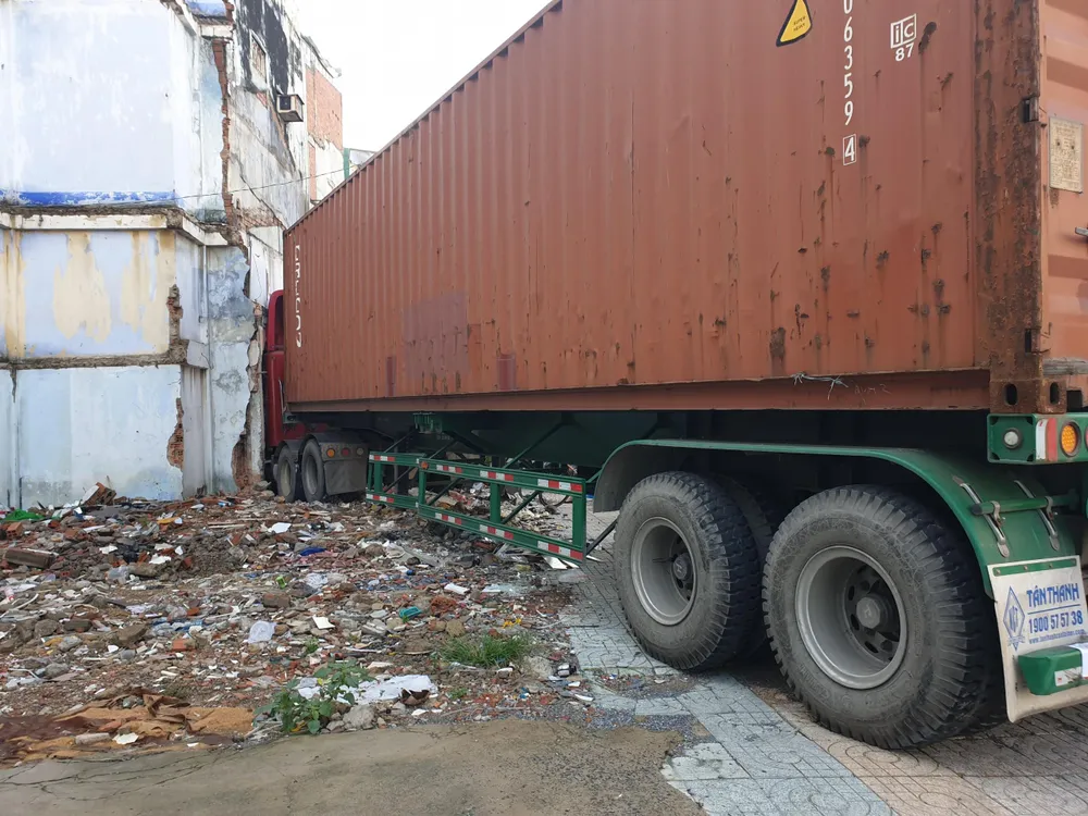 Chiếc xe container tông vào tiệm vàng bên đường. Ảnh: NT Chiếc xe container tông vào tiệm vàng bên đường. Ảnh: NT