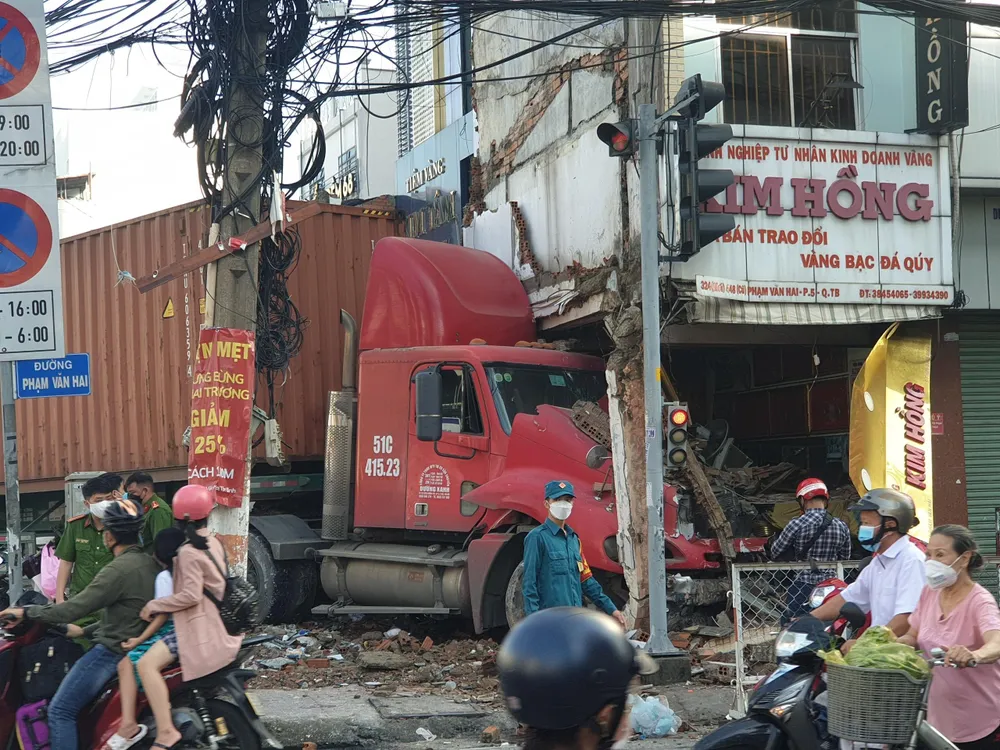 Tông sập tường của tiệm vàng. Ảnh: NT Tông sập tường của tiệm vàng. Ảnh: NT