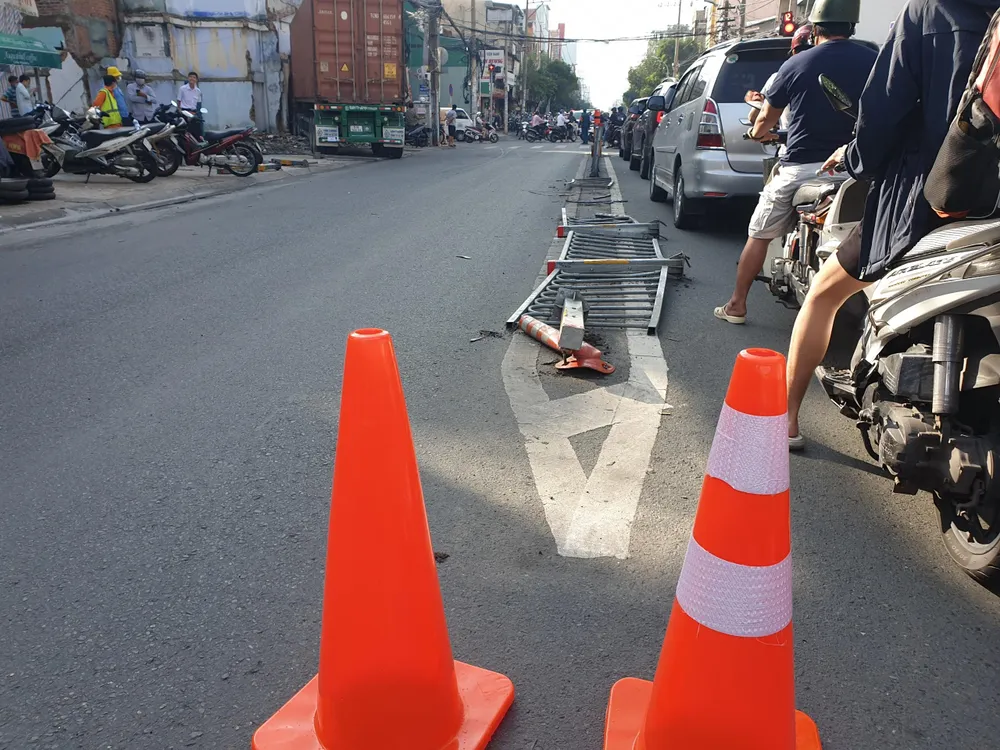 Dải phân cách bị tông văng. Ảnh: NT Dải phân cách bị tông văng. Ảnh: NT