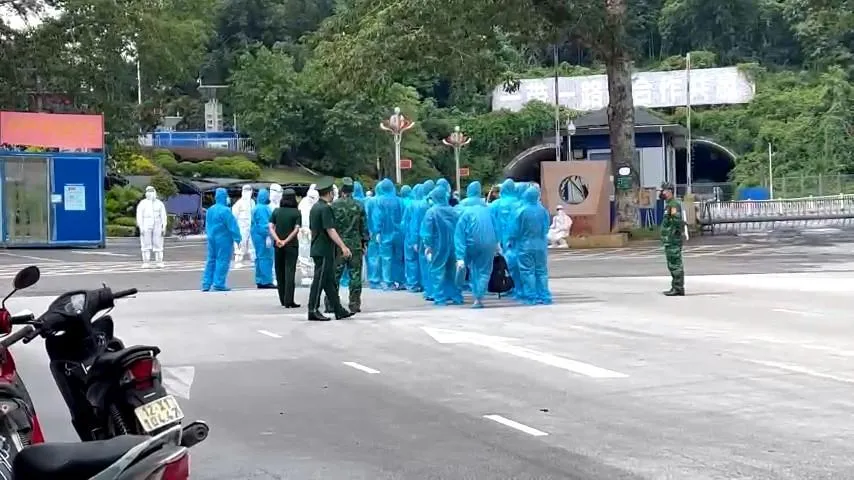 Những người này nhập cảnh trái phép rồi đi xe khách vào TP.HCM hoặc sang Campuchia tìm &quot;việc nhẹ lương cao&quot;. Ảnh: CÂ