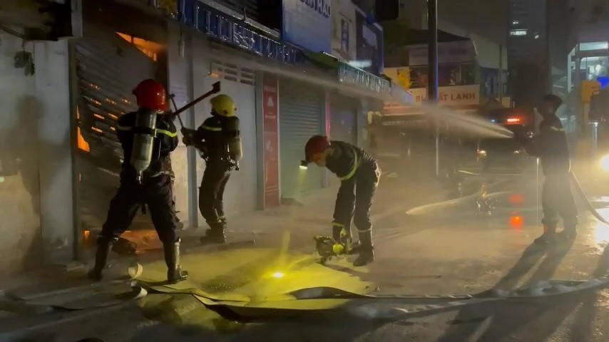 Cảnh sát phá cửa, tiếp cận nhiều hướng để dập lửa, cứu người mắc kẹt bên trong đám cháy. Ảnh: PC07