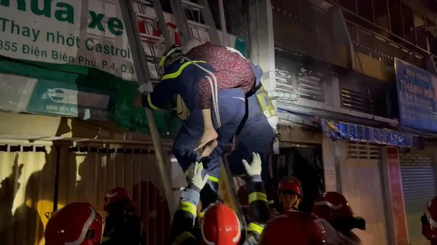 Cảnh sát tiếp cận, cõng cụ bà xuống đất an toàn. Ảnh: PC07