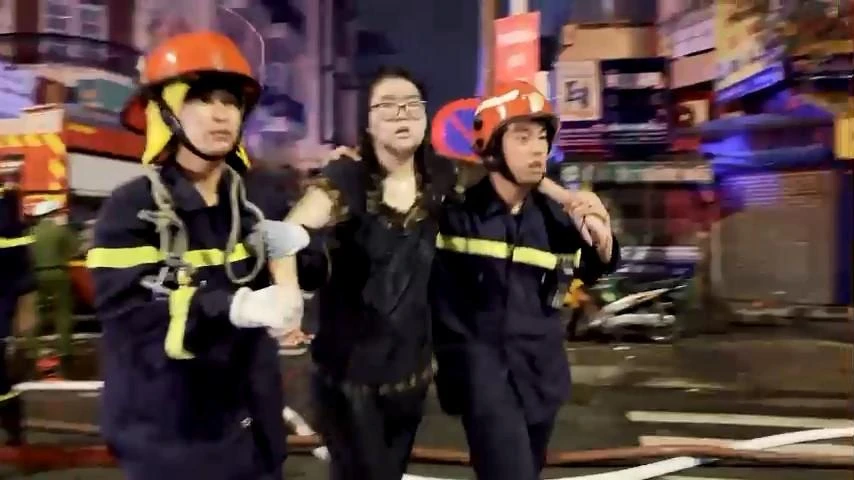 Người phụ nữ cũng được đưa xuống đất an toàn, sức khỏe ổn định sau đó. Ảnh: PC07