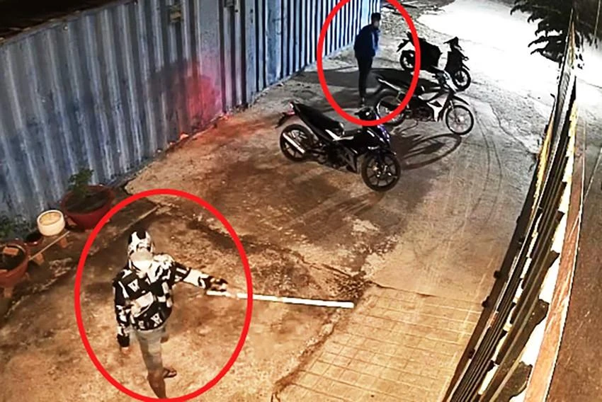 Trước đó, nhóm này đến nhà của ông T, ngụ xã Vĩnh Lộc A, trộm đi bảy con gà đá và đe dọa chủ nhà. Ảnh chụp từ clip