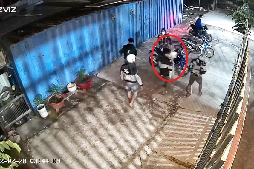 Nhóm này sau đó thản nhiên rời đi. Ảnh chụp từ clip