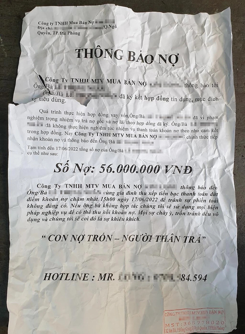 Trước đó, một giấy đòi nợ được vứt vào nhà anh N. Ảnh: NT