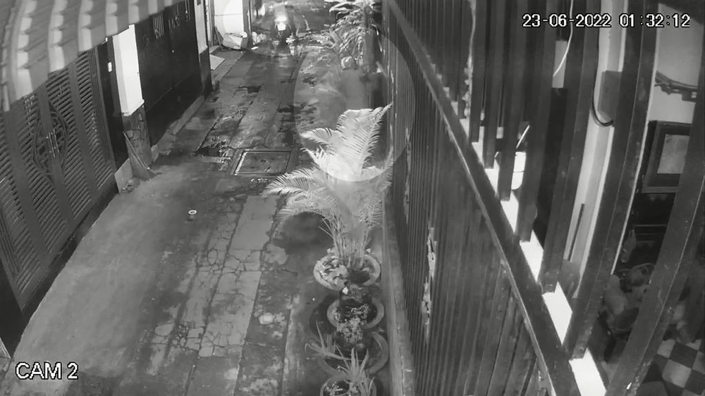 Hai người tới chốt cổng nhà anh N rồi tạt sơn. Ảnh chụp từ clip