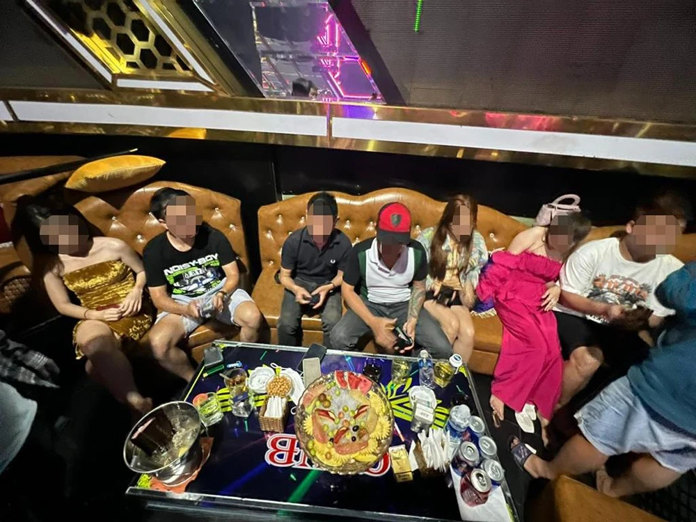 Hàng chục người bị phát hiện dương tính với ma túy trong quán Bar Club 68. Ảnh: CA