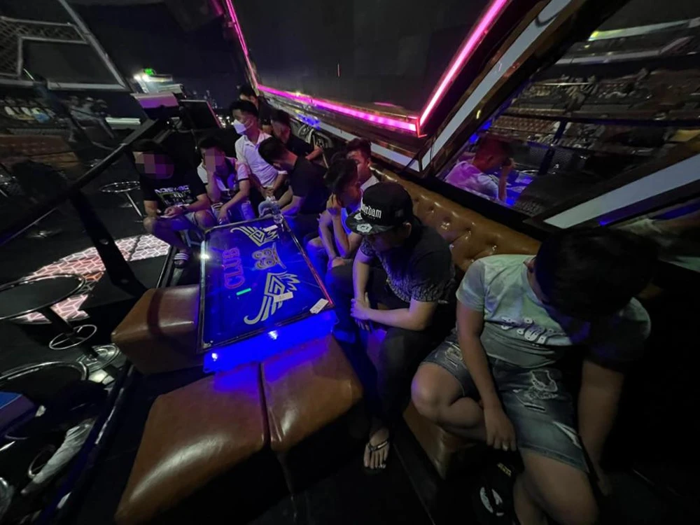 Hiện công an đang lấy lời khai, sàng lọc với những người liên quan để xử lý. Ảnh: CA