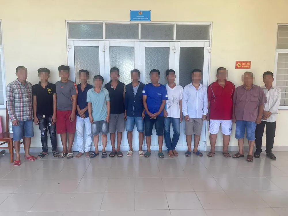 Công an đang lấy lời khai, lập hồ sơ với những người liên quan để làm rõ. Ảnh: CA