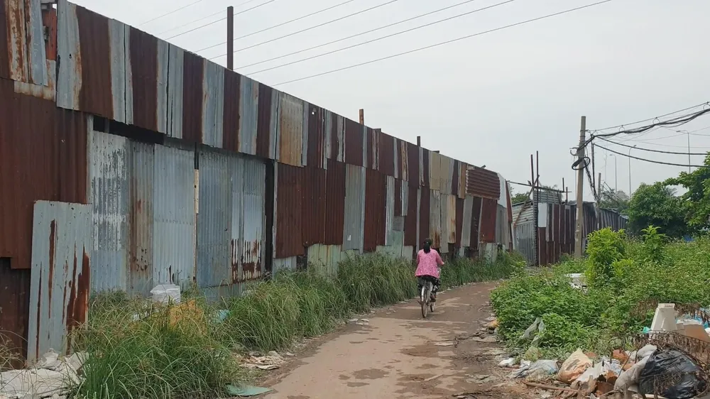 Trộm được cho là đột nhập từ phía cửa sau, phá khóa rồi lấy xe. Ảnh: NT