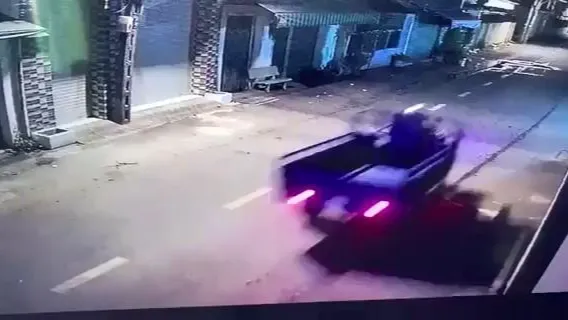 Theo anh P, chiếc xe ba gác của mình bị một người chạy ra khỏi bãi xe. Ảnh chụp từ clip