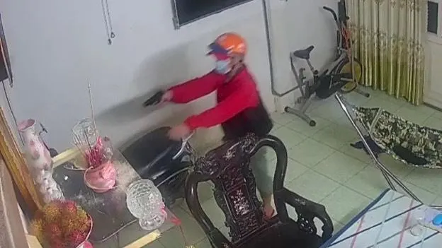 Danh cầm súng giả xông vào nhà người dân ở huyện Bình Chánh để cướp vàng. Ảnh: CA