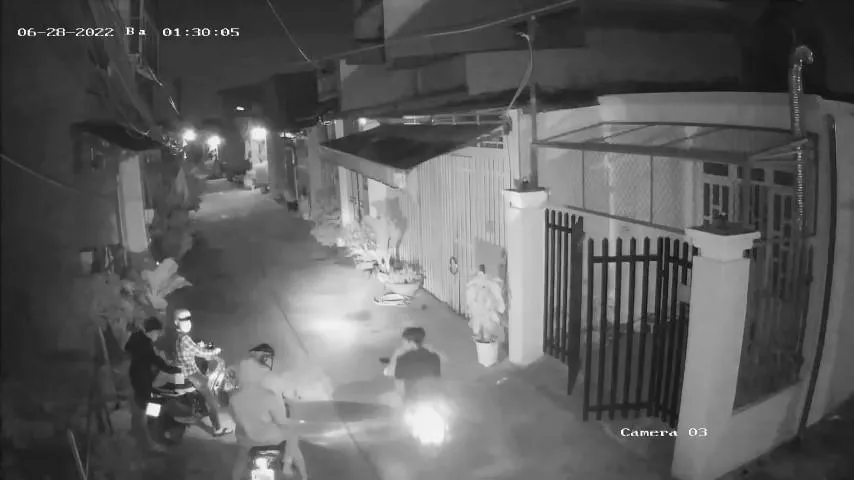 Nhóm trộm sau đó rời đi. Ảnh: Chụp từ clip