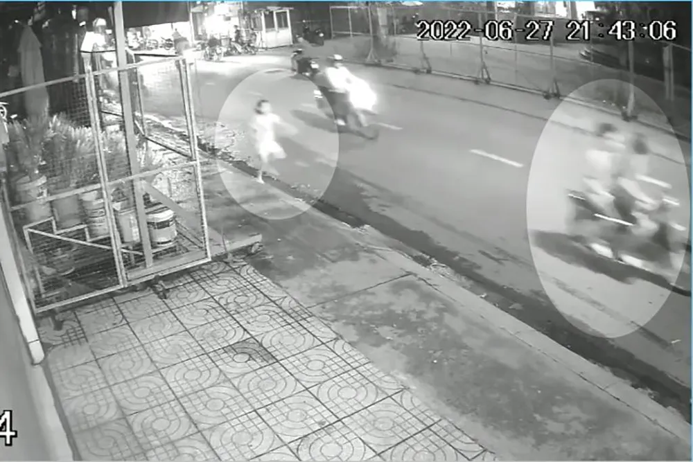 Bé gái chạy đuổi theo cướp giật và hô hoán, kêu cứu. Ảnh chụp từ clip