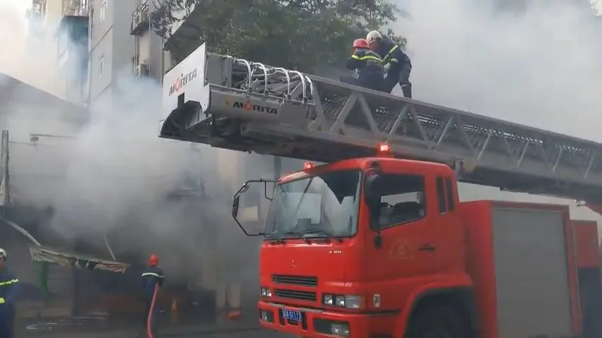 Đám cháy bùng lên từ cửa hàng bán tranh trên đường Hai Bà Trưng sáng 1-7. Ảnh: PC07