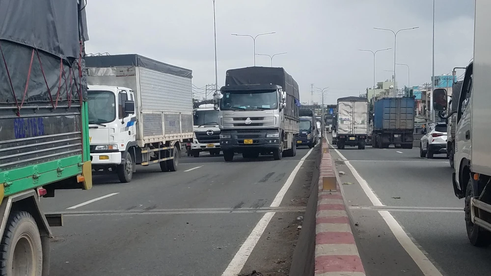 Vụ va chạm khiến giao thông qua khu vực ùn ứ. Ảnh: HT