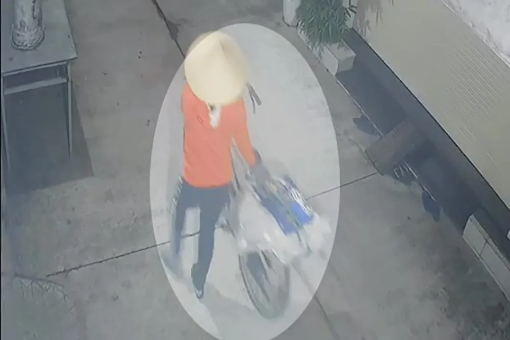 Người phụ nữ sau đó quay lại lấy thêm các khung in. Ảnh chụp từ clip