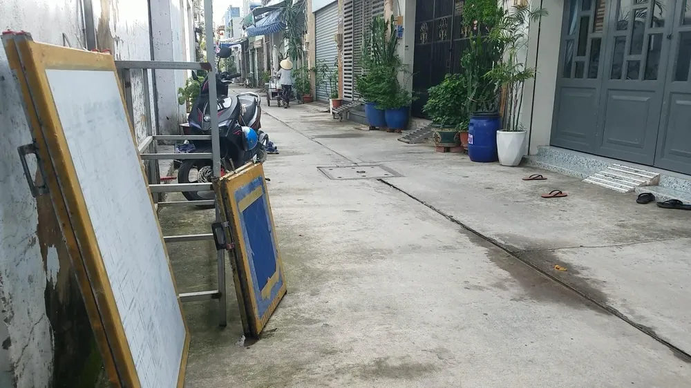 Khu vực người phụ nữ nhặt ve chai lấy đi các khung in. Ảnh: HT