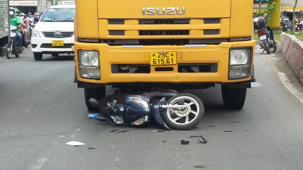 Xe tải cuốn xe máy do người phụ nữ điều khiển vào gầm khi đang đổ dốc cầu Chà Và. Ảnh: HT Xe tải cuốn xe máy do người phụ nữ điều khiển vào gầm khi đang đổ dốc cầu Chà Và. Ảnh: HT