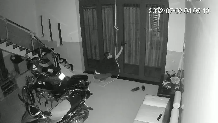 Trộm sau khi lục tìm tài sản thì mở cửa chính để tẩu thoát. Ảnh chụp từ clip
