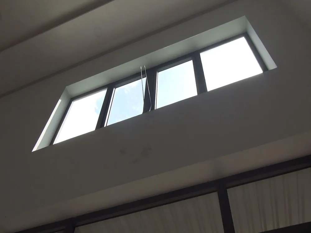 Cửa thông gió mở tạo điều kiện cho trộm đột nhập. Ảnh: HT