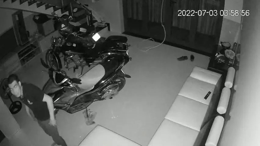 Trộm sau đó đi vào nhà lục tài sản. Ảnh chụp từ clip