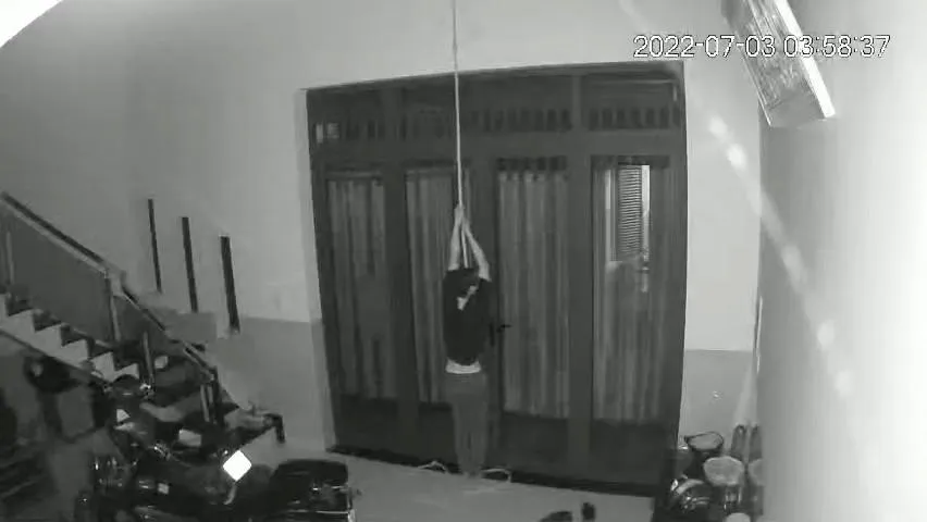 Nam thanh niên đu dây đột nhập vào nhà anh C để trộm tài sản. Ảnh chụp từ clip